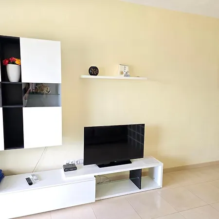 In Beachfront Complex In El Duque Area, アパート